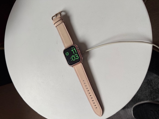 Apple Watch púderrózsaszín bőrszíj
