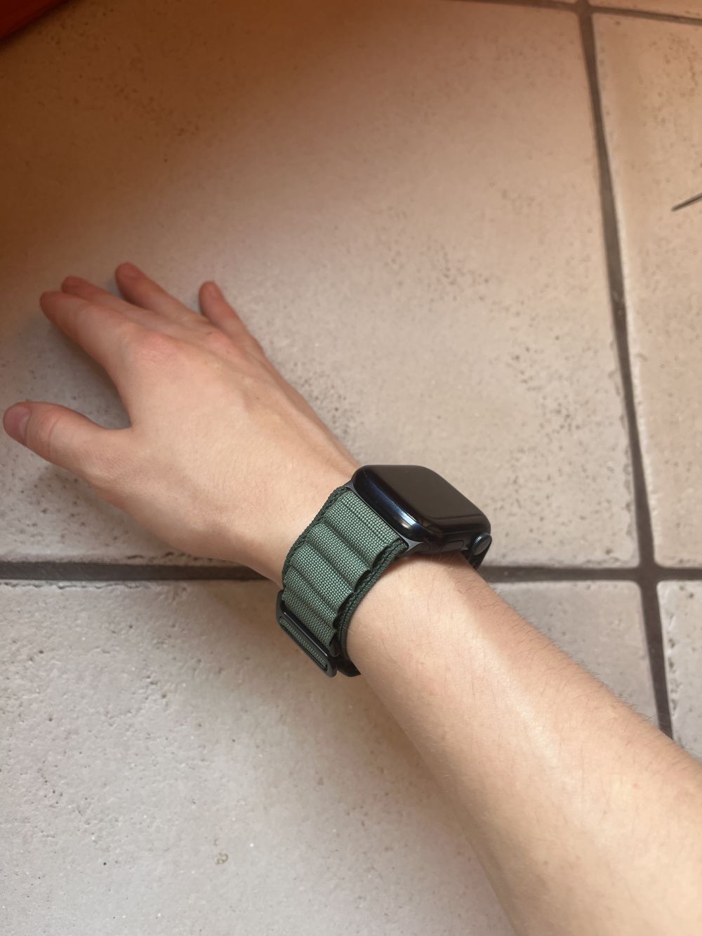 Apple Watch piros alpesi szíj fekete csattal
